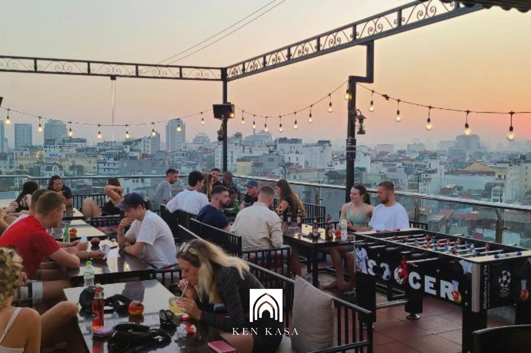 Hostel còn có quầy bar, sân hiên phù hợp nhiều đối tượng khách hàng 